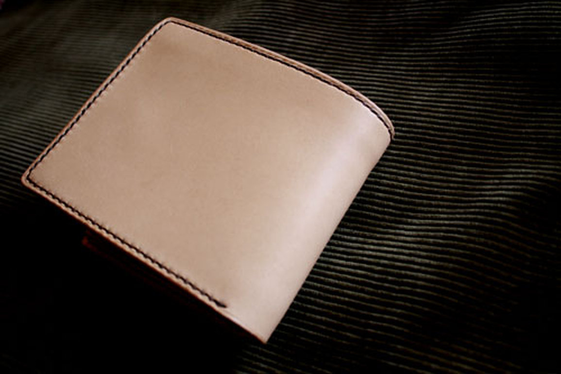 シンプル大容量な折り財布