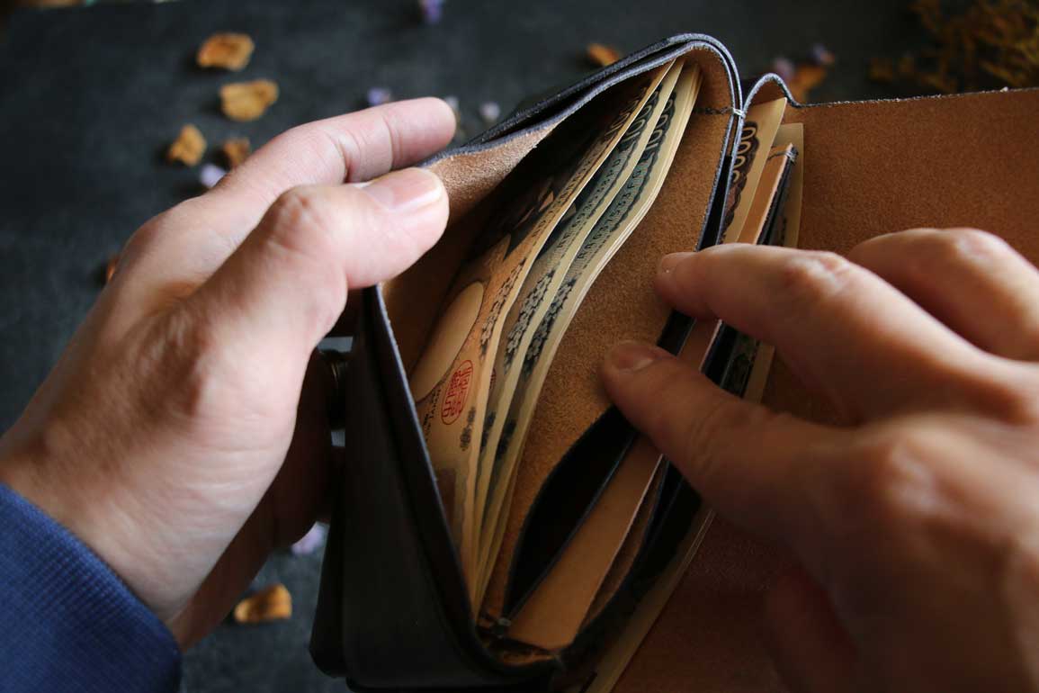 金具を使わない個性的革財布