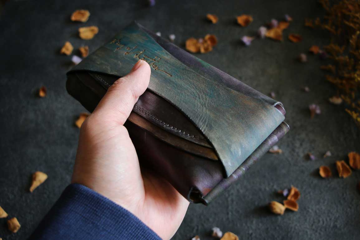 金具を使わない個性的革財布