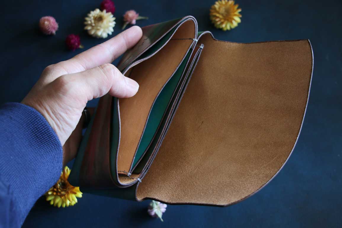 金具を使わない個性的革財布