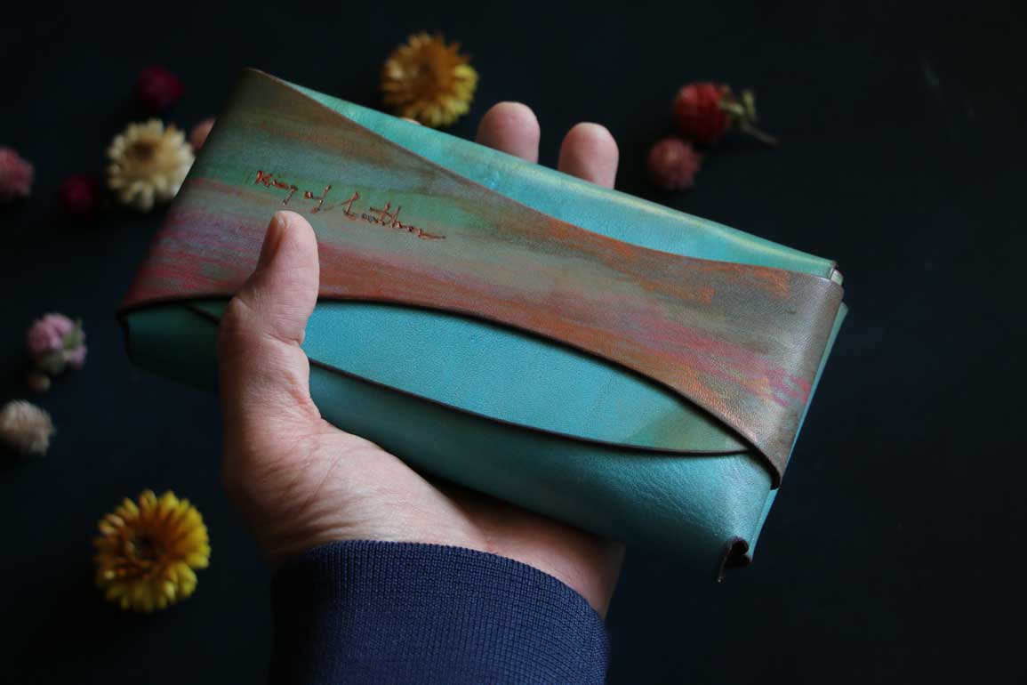 金具を使わない個性的革財布