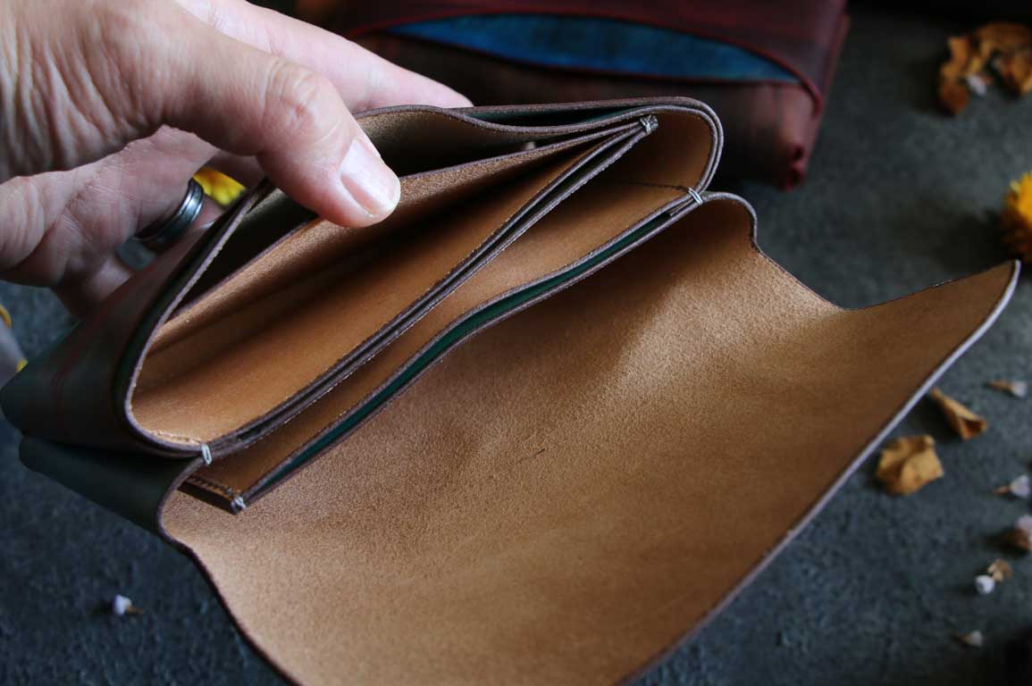 金具を使わない個性的革財布