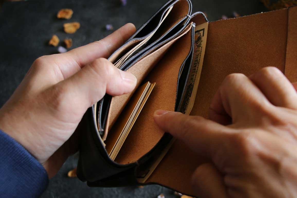 金具を使わない個性的革財布
