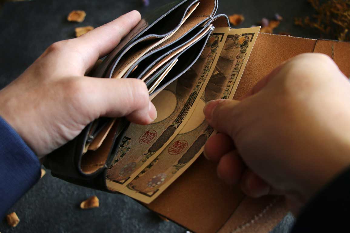 金具を使わない個性的革財布