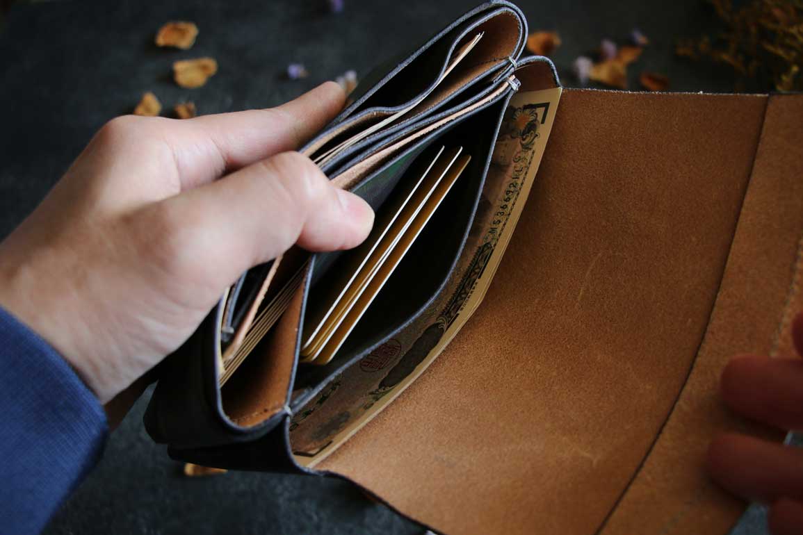 金具を使わない個性的革財布