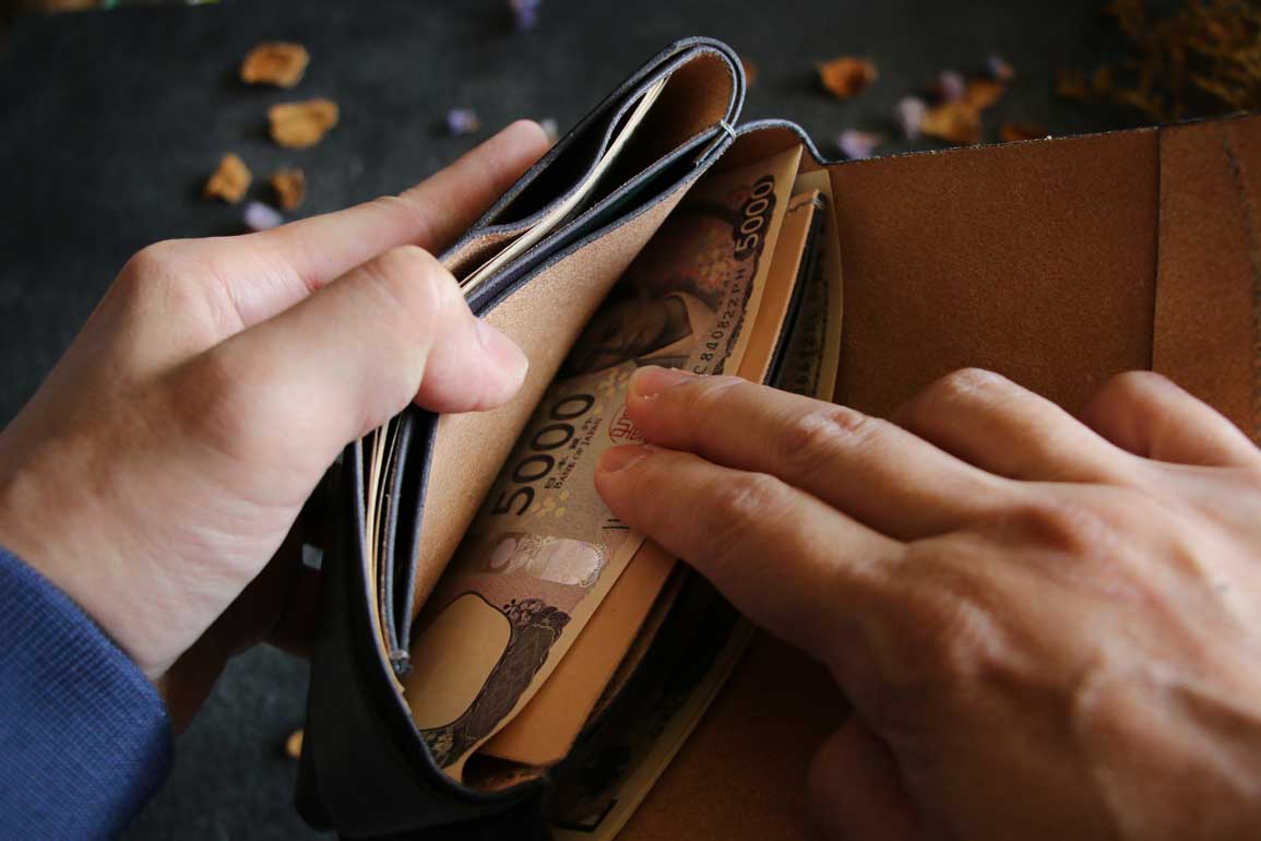 金具を使わない個性的革財布