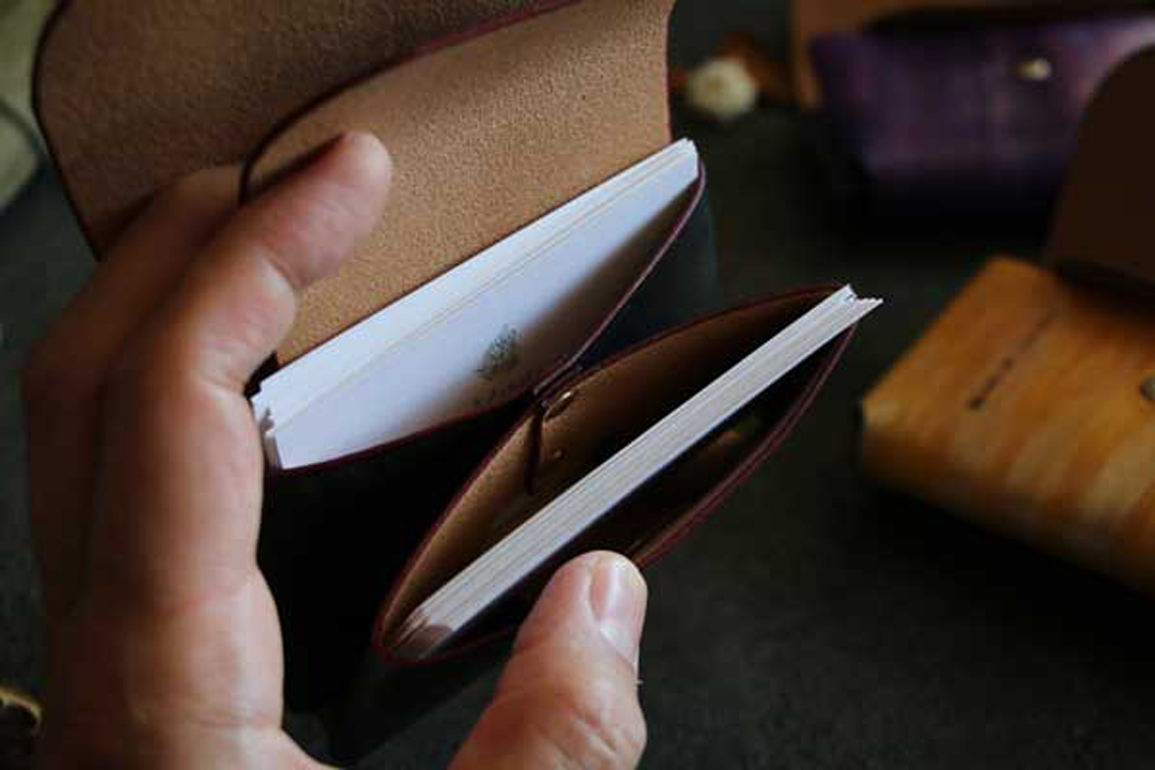 飛び出すレザー名刺入れ