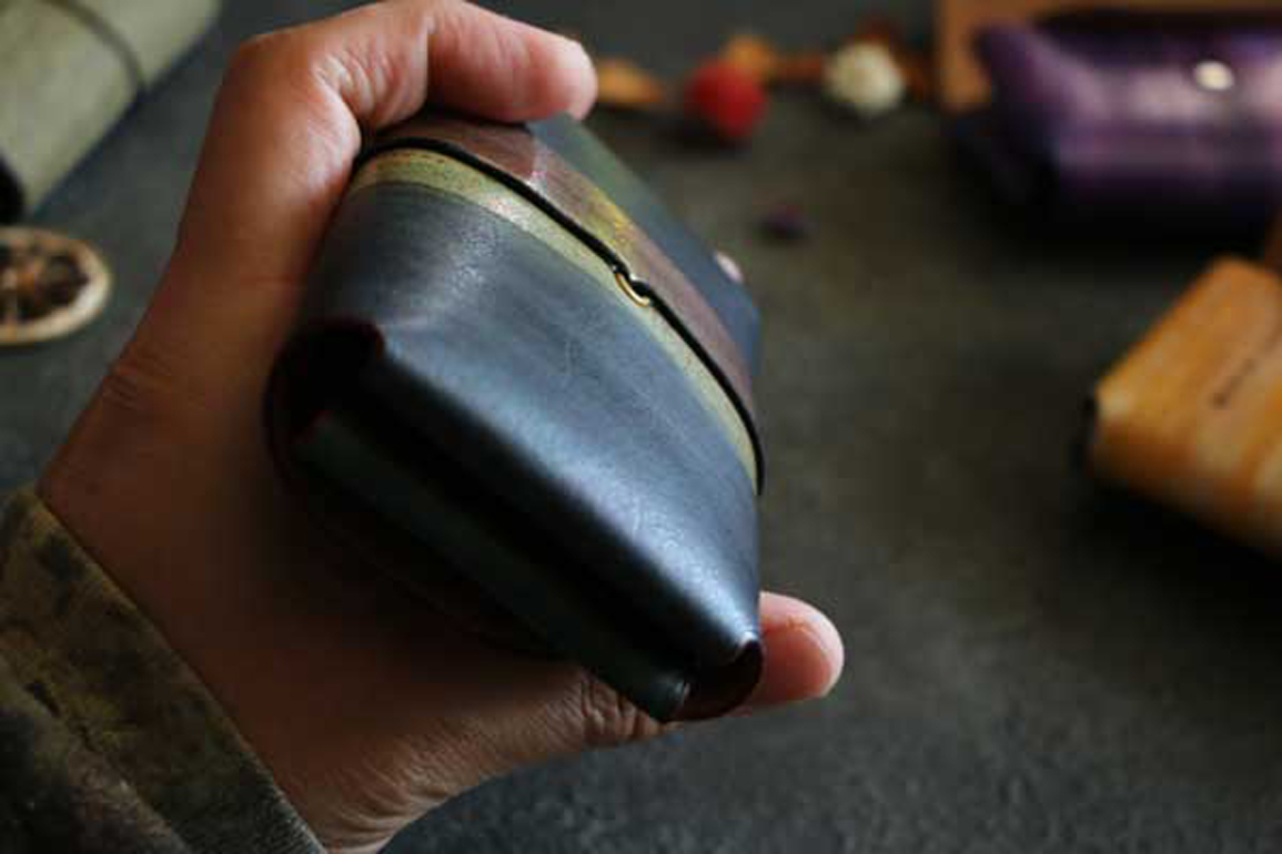 飛び出すレザー名刺入れ