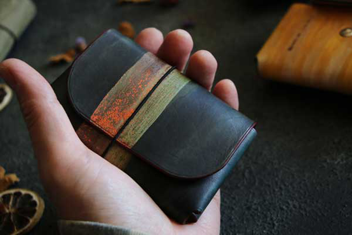 飛び出すレザー名刺入れ