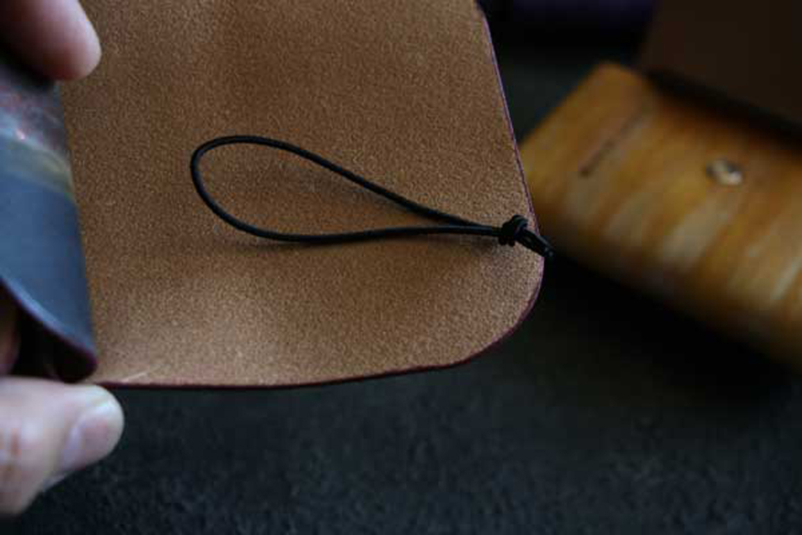 飛び出すレザー名刺入れ