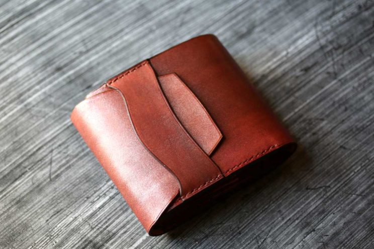 銅染色革フラップスライドカード入れ付き折財布