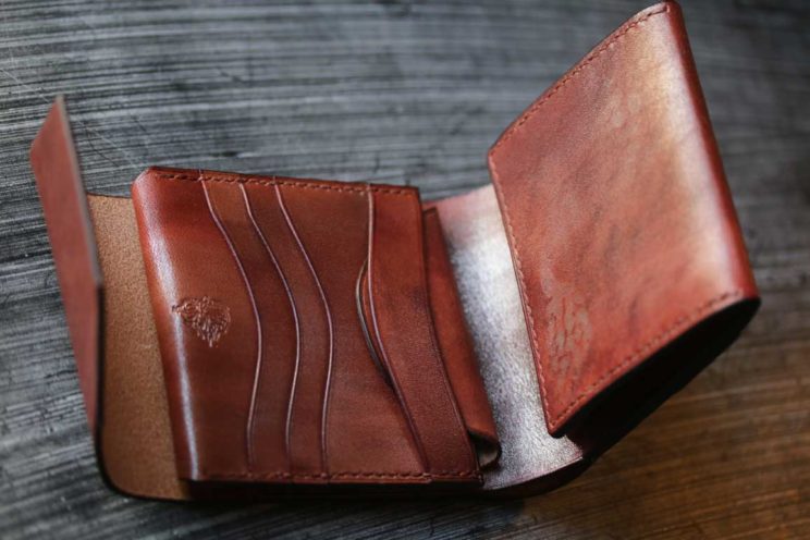 銅染色革フラップスライドカード入れ付き折財布