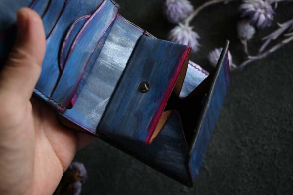 輪郭がレッドに光るブルー革財布