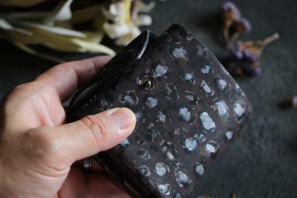 レオパード柄個性的革財布