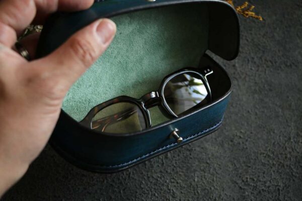 光るブルーグラデーション染色レザー駒合わせ縫い立体メガネケース