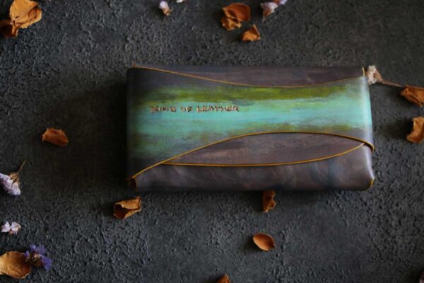 金具を使わない個性的革財布