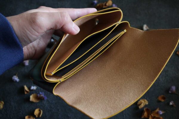 金具を使わない個性的革財布
