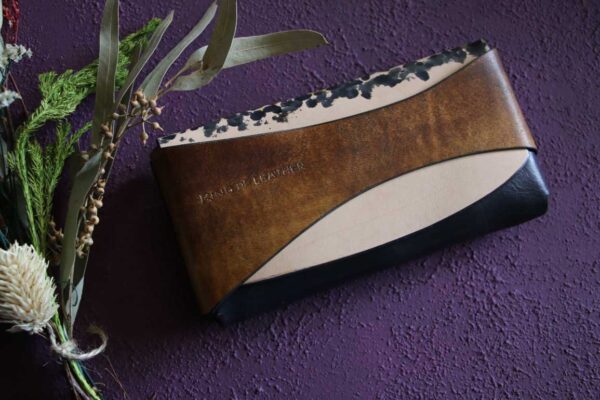 金具を使わない個性的革財布