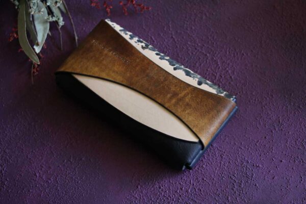 金具を使わない個性的革財布