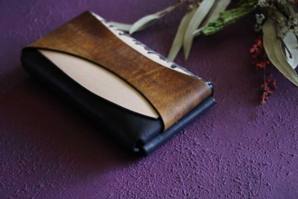 金具を使わない個性的革財布