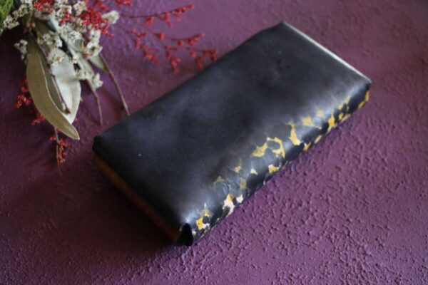 金具を使わない個性的革財布