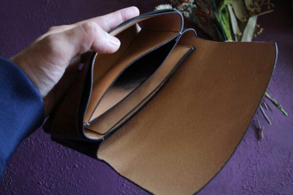 金具を使わない個性的革財布