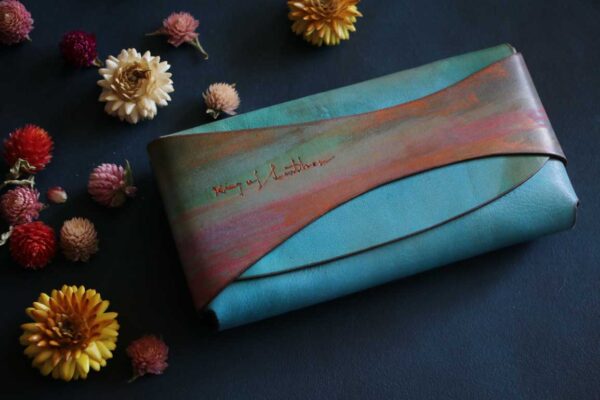 金具を使わない個性的革財布