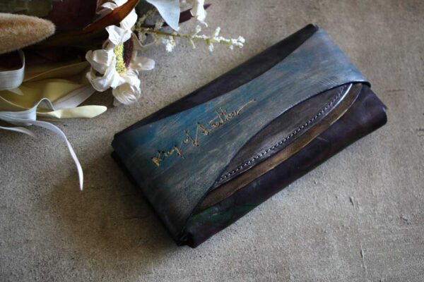 金具を使わない個性的革財布