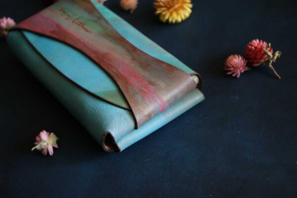 金具を使わない個性的革財布