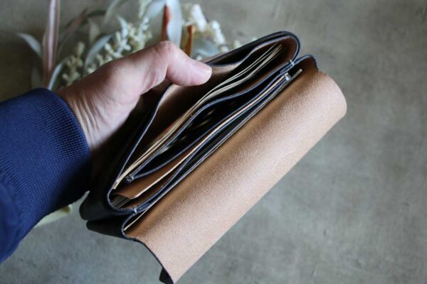 金具を使わない個性的革財布