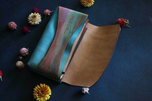 金具を使わない個性的革財布