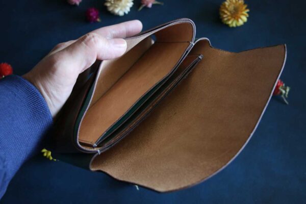 金具を使わない個性的革財布