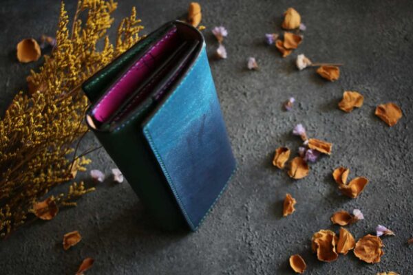 金具を使わない個性的革財布