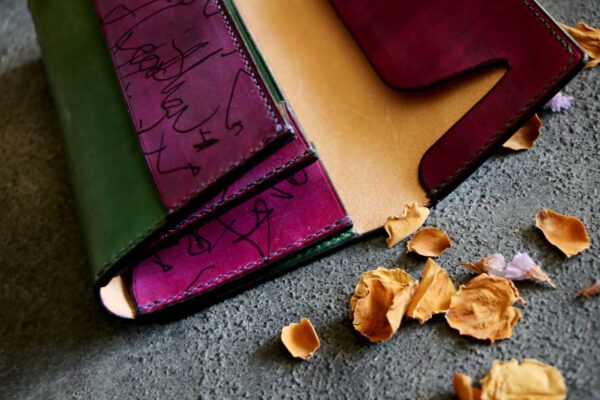 金具を使わない個性的革財布