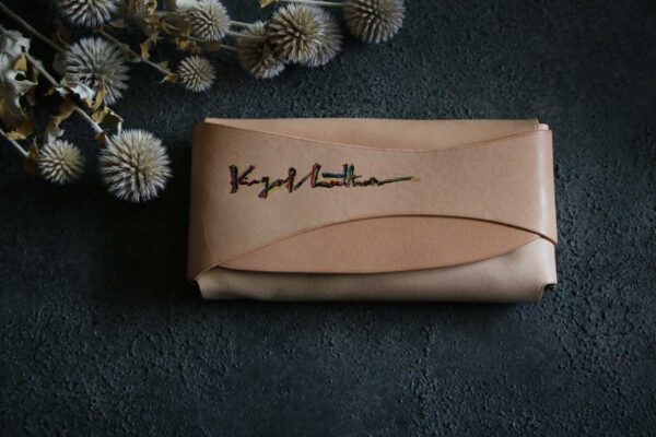 金具を使わない個性的革財布