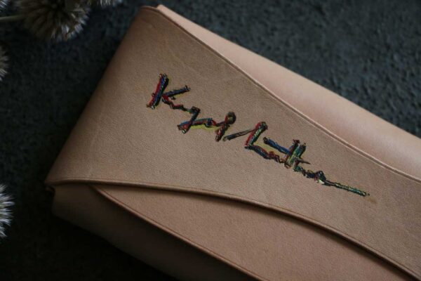 金具を使わない個性的革財布