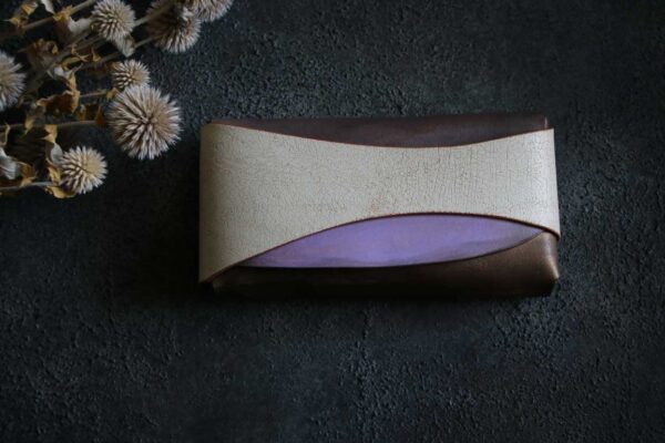 金具を使わない個性的革財布