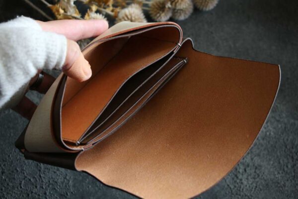金具を使わない個性的革財布