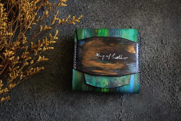 個性的グリーン革財布