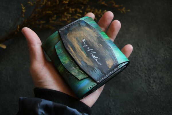 個性的グリーン革財布