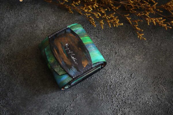 個性的グリーン革財布