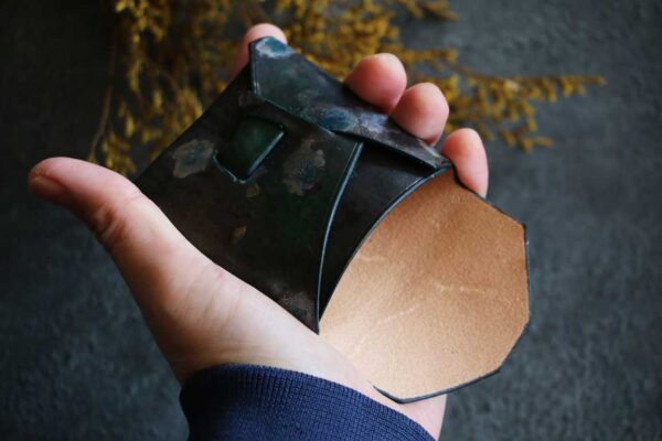 縫わない天目風シームレスレザーコインケース