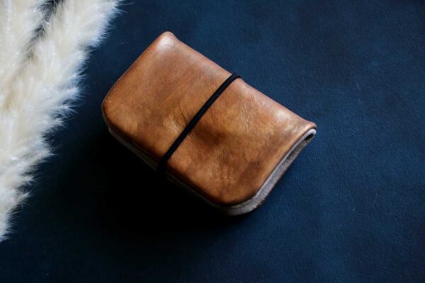 スマートキーとカードが入るトラベラーズノートのようなデザインキーケースゴールド