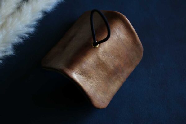 スマートキーとカードが入るトラベラーズノートのようなデザインキーケースゴールド