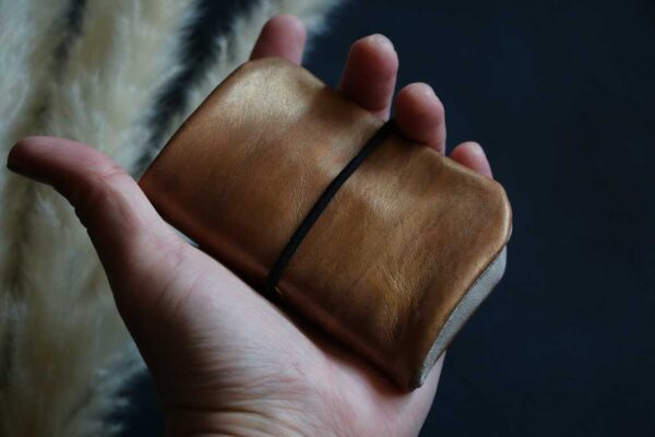 スマートキーとカードが入るトラベラーズノートのようなデザインキーケースゴールド