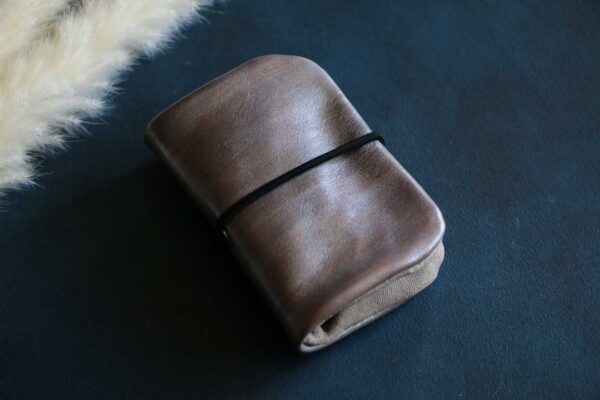 スマートキーとカードが入るトラベラーズノートのようなデザインキーケースシルバー