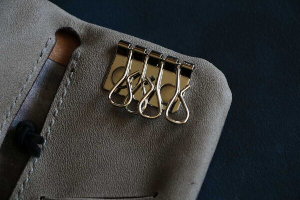 スマートキーとカードが入るトラベラーズノートのようなデザインキーケースシルバー