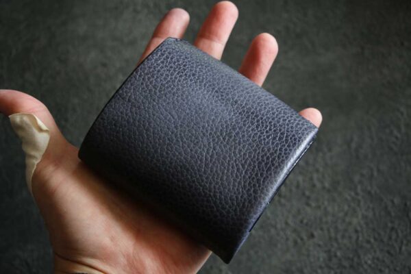 BELUGAベルーガレザーネイビーハーフウォレット