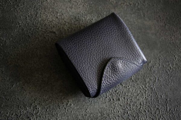 BELUGAベルーガレザーネイビーハーフウォレット