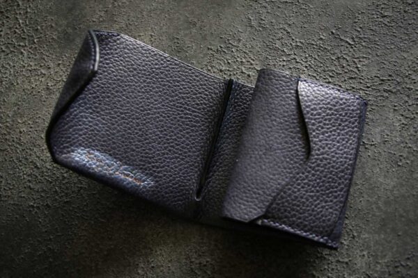 BELUGAベルーガレザーネイビーハーフウォレット